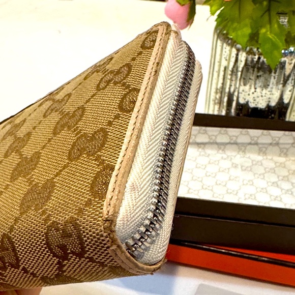 Authentic Gucci Tan Monogram Zippy Wallet - Picture 4 of 15